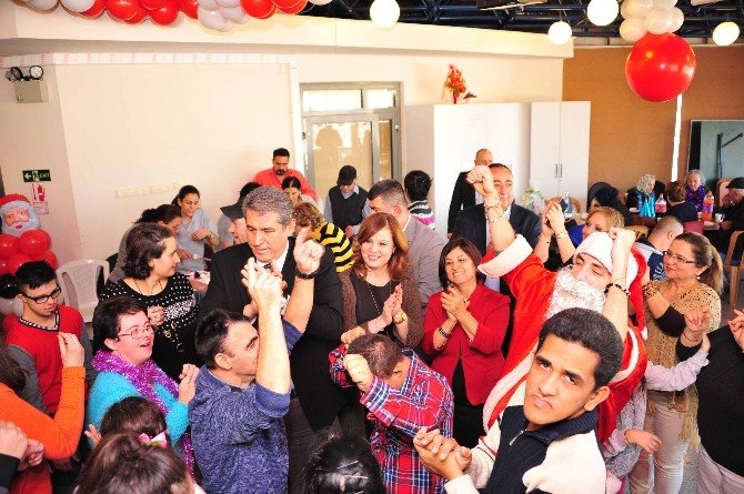 Balçova’da Engelli Vatandaşlar İçin Yeni Yıl Eğlencesi