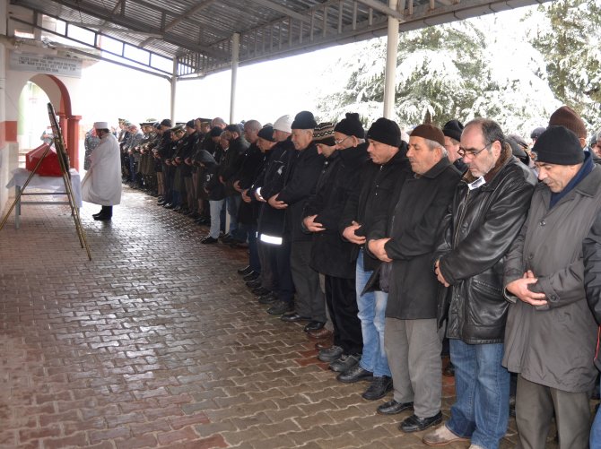 Kıbrıs gazisi askeri törenle toprağa verildi