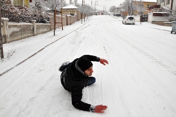 Sorgun’da Kar Yağışı Kazaları Beraberinde Getirdi