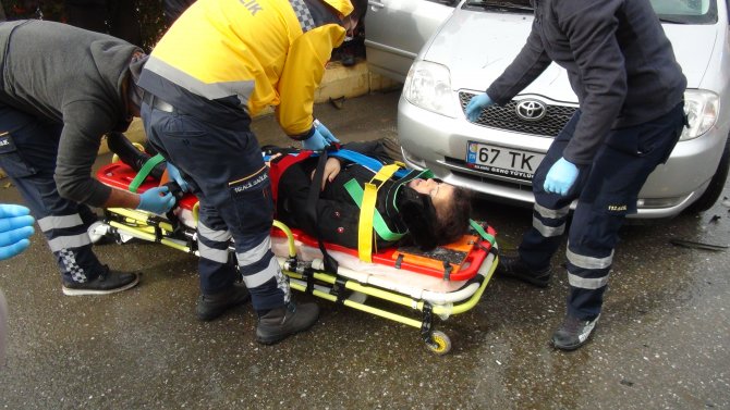 Yaralı sürücü arka kapıdan çıkarılarak ambulansa alındı