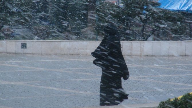 Zonguldak'ta kar ve tipi etkili oluyor