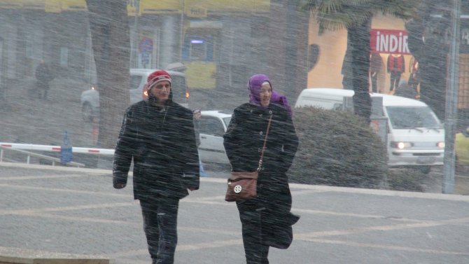 Zonguldak'ta kar ve tipi etkili oluyor