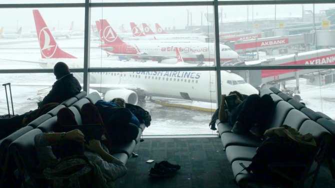 Atatürk Havalimanı’nda uçaklar rötara girdi
