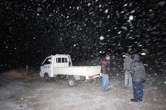 Kazdağları’nda Kar Yağışı Sürücülere Zor Anlar Yaşatıyor