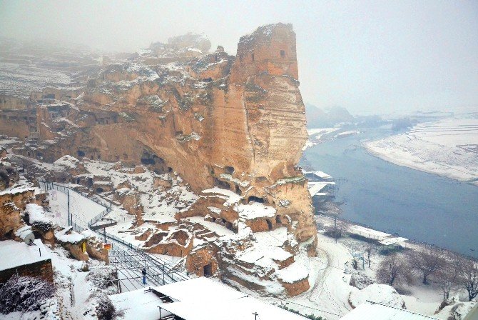 Kar Yağışı Hasankeyf’te Kartpostallık Manzara Oluşturdu