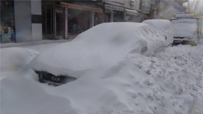 Bitlis’te yoğun kar yağışı hayatı olumsuz etkiliyor