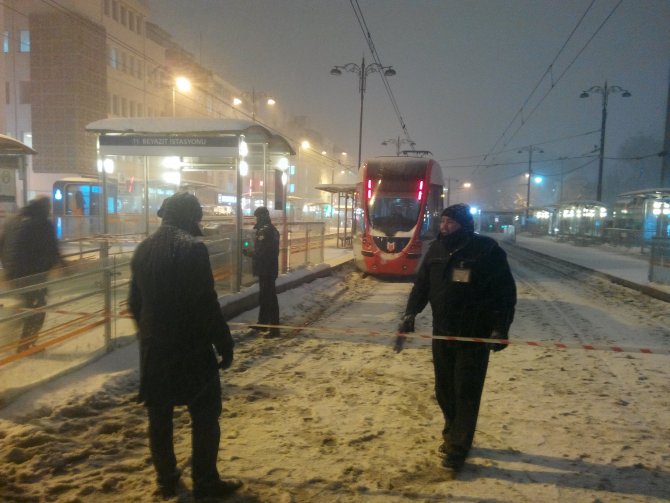 Bomba süsü verilmiş paket tramvay seferlerini aksattı