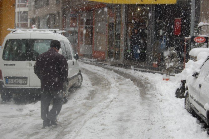 Bursa’da Kar Yağışı Hayatı Olumsuz Etkiliyor