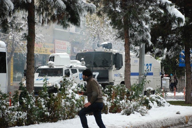 Diyarbakır’da Polise Eyp’li Saldırı: 4 Polis Yaralı