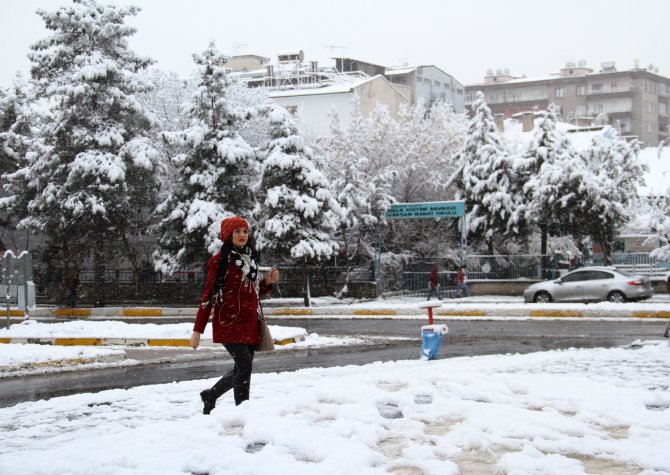 Diyarbakır’a kar yağdı