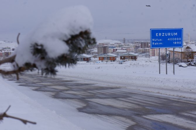 Erzurum'da yüzlerce köy yolu ulaşıma kapandı