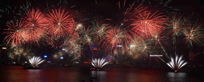 Hong Kong yeni yıla Victoria Limanı'nda atılan havai fişeklerle girdi