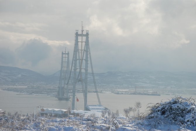 Körfez Geçiş Köprüsü'nde kar manzarası