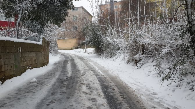 Beykoz'da yer yer 30 santimetreyi bulan kar yağışı etkisini sürdürüyor