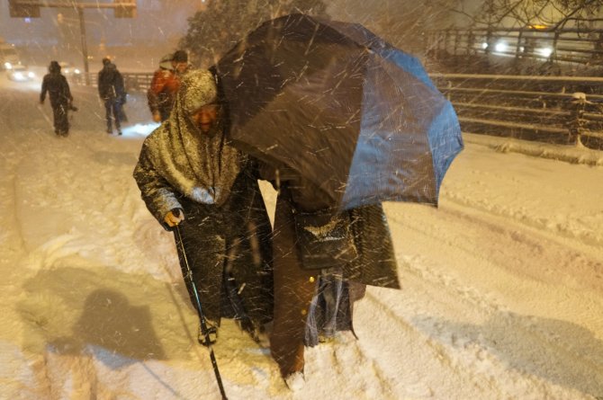 İstanbul’da kar etkisini artırdı, onlarca araç yolda kaldı