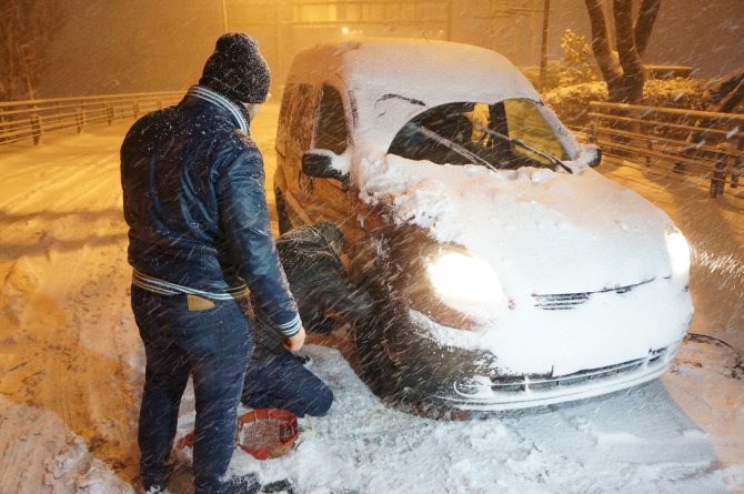 İstanbul’da kar etkisini artırdı, onlarca araç yolda kaldı