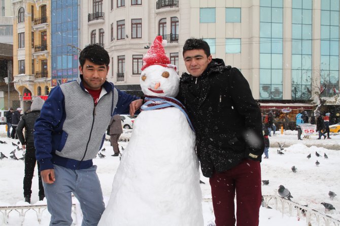 Yılbaşına hazırlanan Taksim'de kar keyfi