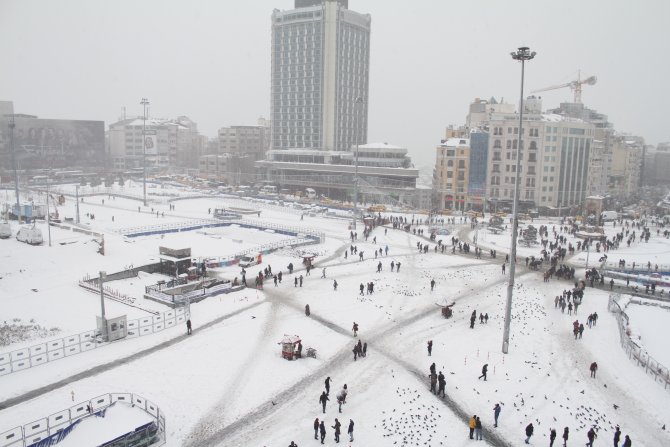 Yılbaşına hazırlanan Taksim'de kar keyfi