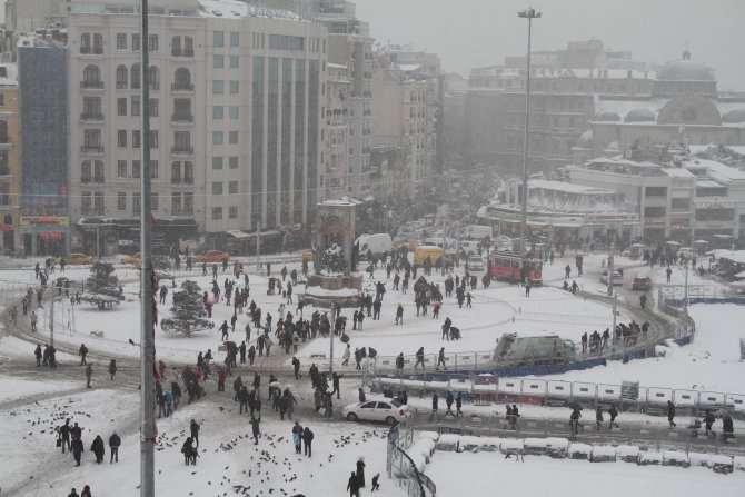 Yılbaşına hazırlanan Taksim'de kar keyfi
