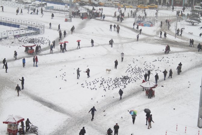 Yılbaşına hazırlanan Taksim'de kar keyfi