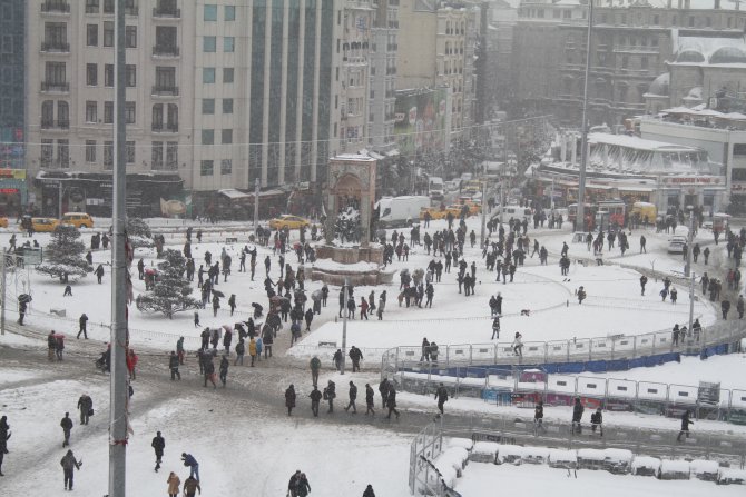 Yılbaşına hazırlanan Taksim'de kar keyfi