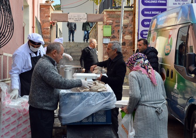 Emir Sultan Türbesi’nde ihtiyaç sahiplerine yemek dağıtımı