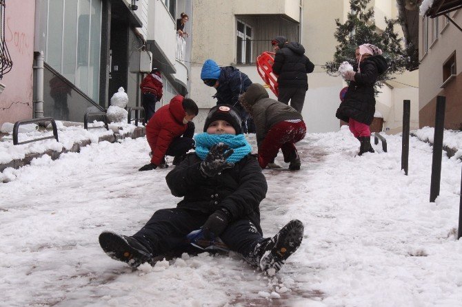 Kar Yağışı Kocaeli’de Çocukları Sokaklara Döktü