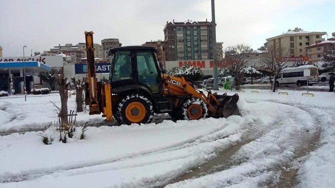Kartal Belediyesi Karla Mücadele Ekipleri Aralıksız Çalışıyor