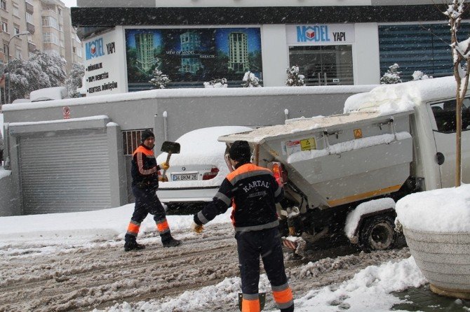 Kartal Belediyesi Karla Mücadele Ekipleri Aralıksız Çalışıyor