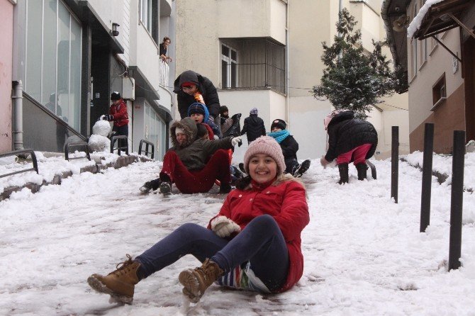 Kar Yağışı Kocaeli’de Çocukları Sokaklara Döktü