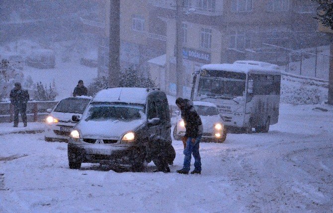 Sürücüler Kar Nedeniyle Yolda Mahsur Kaldı
