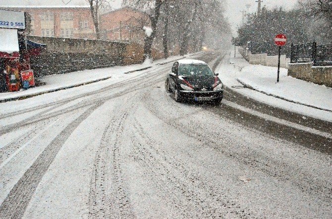 Sürücüler Kar Nedeniyle Yolda Mahsur Kaldı