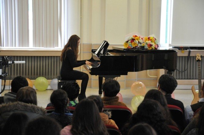 Müzik Öğretmenliği Öğrencilerinden Piyano Dinletisi