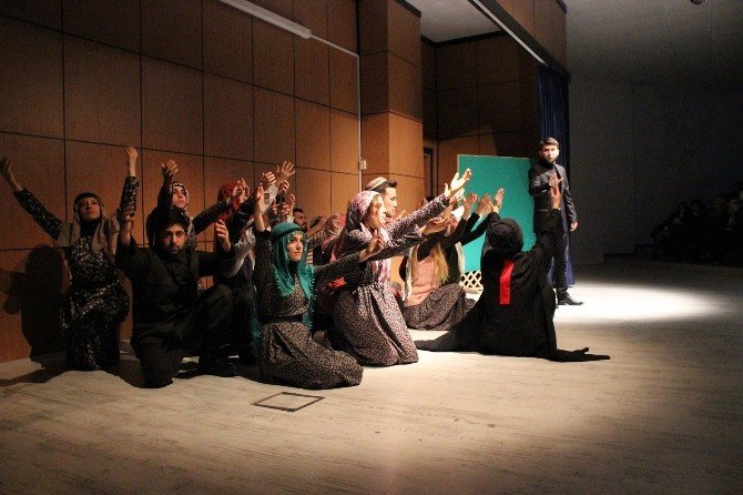 OMÜ Öğrencilerinden Tiyatro Gösterisi