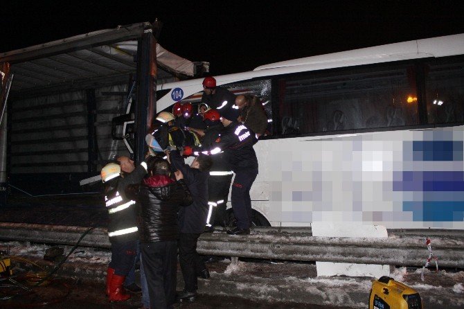 Kocaeli Gölcük’te 40 Araçlı Zincirleme Trafik Kazası: 13 Yaralı