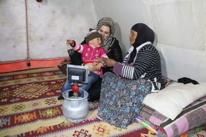 Suriyeli Mültecilere Yardım Malzemesi Dağıtıldı