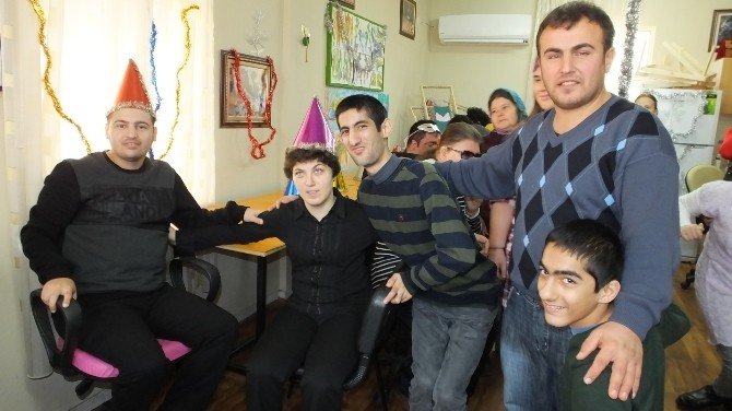 Burhaniye’de Zihinsel Engelli Gençlerin Yılbaşı Coşkusu
