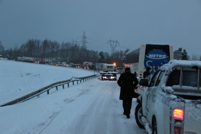 Kar yağışından dolayı vatandaşlar yolda kaldı