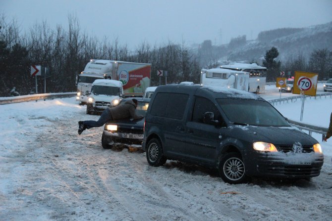 Kar yağışından dolayı vatandaşlar yolda kaldı