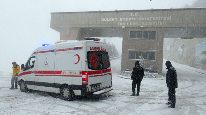 Zonguldak'ta hastane yolu kapandı; ambulans ve araçlar mahsur kaldı