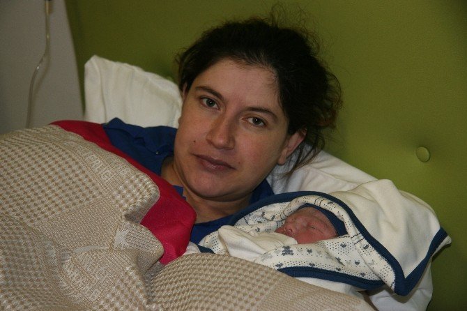 Afyonkarahisar’da Yılın İlk Bebeği 00.07’de Dünyaya Geldi