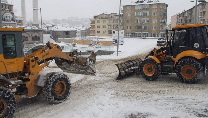 Akdağmadeni Belediyesi Kar Temizleme Çalışmalarını Sürdürüyor