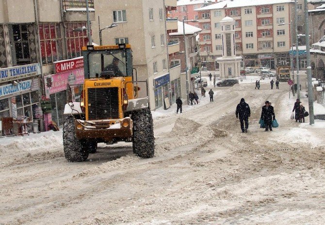 Akdağmadeni Belediyesi Kar Temizleme Çalışmalarını Sürdürüyor