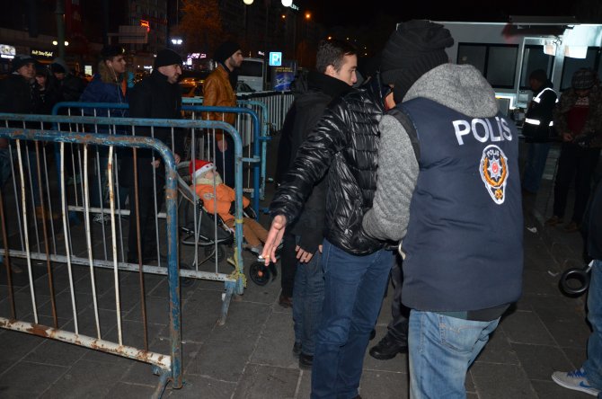 Ankara'da meydan boşalmasının ardından polisler selfie çektirdi