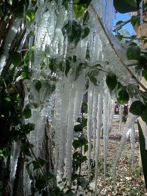 Antalya’da 1 Metrelik Buz Sarkıtları Oluştu