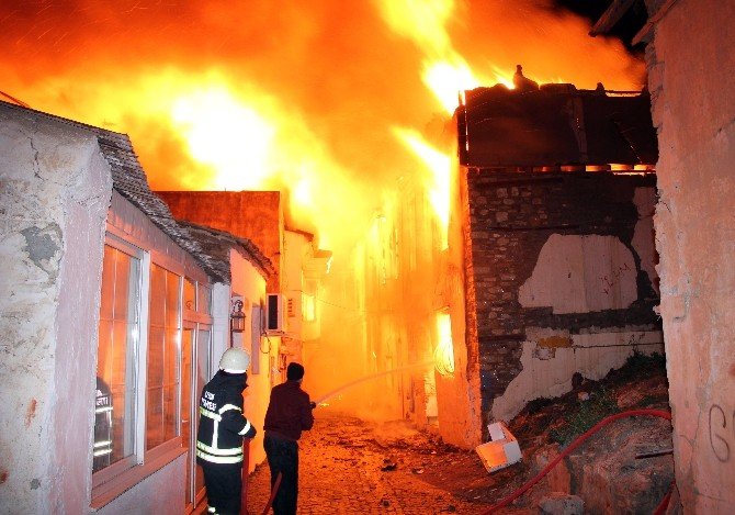 Kuşadası’nda Yangın 12 Tarihi Evi Kül Etti