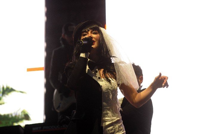 İstanbullular, Hande Yener Şarkılarıyla Yeni Yıl Coşkusunu Yaşadı