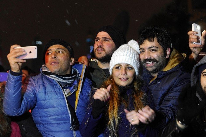 İstanbullular, Hande Yener Şarkılarıyla Yeni Yıl Coşkusunu Yaşadı