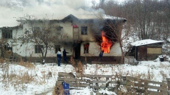 2 Katlı Evde Çıkan Yangın Korkuttu