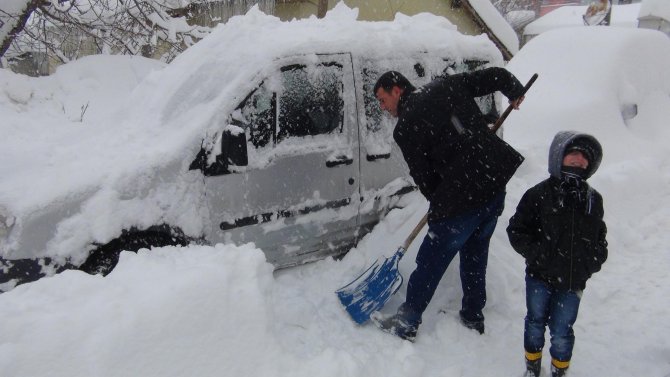 Bitlis’te 300 köy yolu kapandı, evler kar altında kayboldu